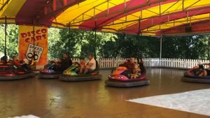 Парк Амазония . Ева катается на аттракционах