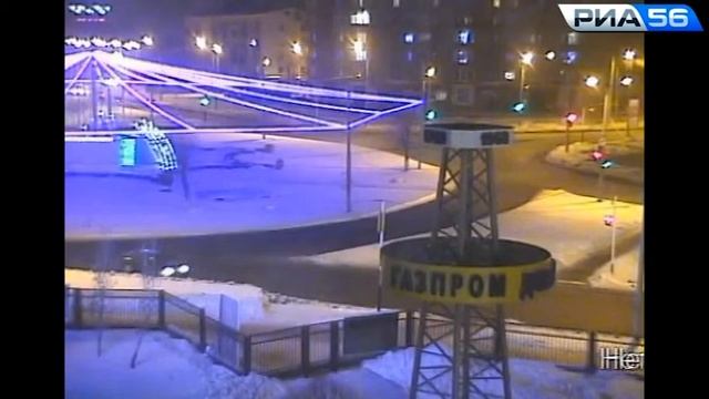 Оренбург. Мерседес снес светофор. 27.01.2015 смотреть онлайн