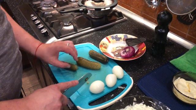 Салат слоеный рыбно-куриный эпизод №556 смотреть онлайн