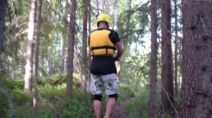 Сергей идет по лесу.