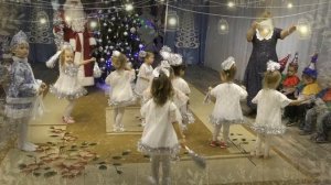 Новогодний утренник в садике ? Первая младшая группа ✨ Танец снежинок и Дед Мороз