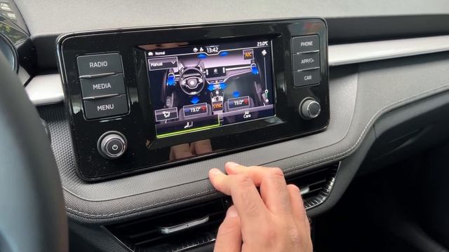 NEW Skoda Fabia Style 2022 - INTERIOR tour, analog cockpit & TRUNK space