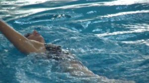 Красавица в бассейне