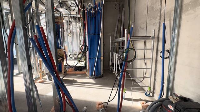 СРЫВАЮТСЯ СРОКИ ЭЛЕКТРОМОНТАЖНЫХ РАБОТ | Ремонт в ЖК "Композиция 24" смотреть онлайн