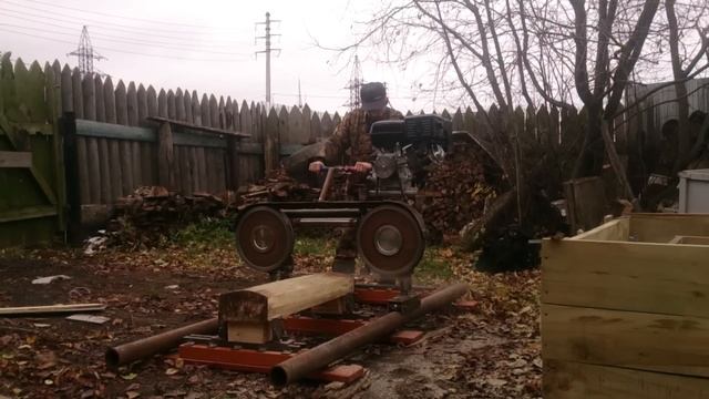 Распиловка горбыля на обрезные доски самодельной ленточной пилорамой «Юрман-2» смотреть онлайн