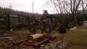 Распиловка горбыля на обрезные доски самодельной ленточной пилорамой «Юрман-2»