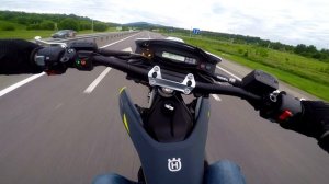 HUSQVARNA 701 SM 2022 TRAFIC WHEELIE