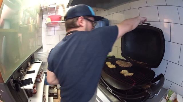 Мега бургер своими руками. Мастер-класс от street food cafe сербской кухни UKUSNO! смотреть онлайн