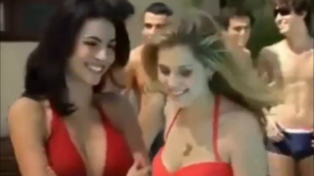 Tomás joga Alice na piscina - Tolice - Rebelde смотреть онлайн