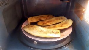 Баклажаны (синенькие) в микроволновке. Жарим.