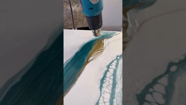 Как заливать большие картины эпоксидной смолой #resinart #shorts смотреть онлайн