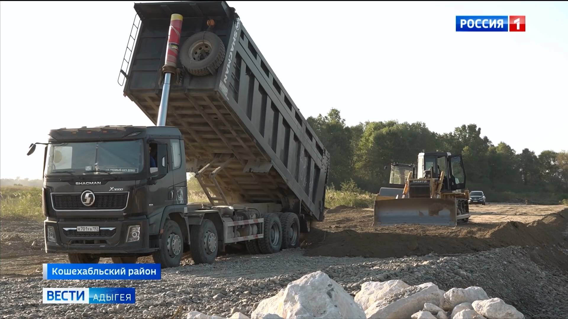 В Кошехабльском районе капитально ремонтируют защитную дамбу левого берега Лабы