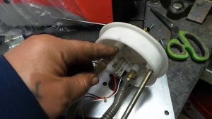 Начало  инсталляции отопителя в Ховер. Установка топливной трубки в бак.