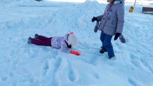 Алиса, Тея и Кира гуляют на улице Катаются с ГОРКИ и идут в магазин за ВКУСНЯШКАМИ !!!!