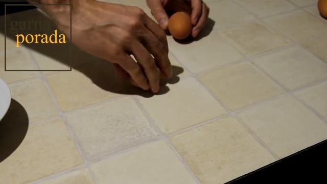 Как отличить сырое яйцо от вареного смотреть онлайн