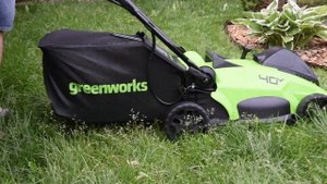 Аккумуляторная газонокосилка Greenworks GD40LM16X обзор и стрижка газона