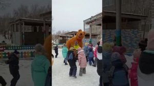 Серый мишка танцует _ поздравляет ?( Танцы с детьми)