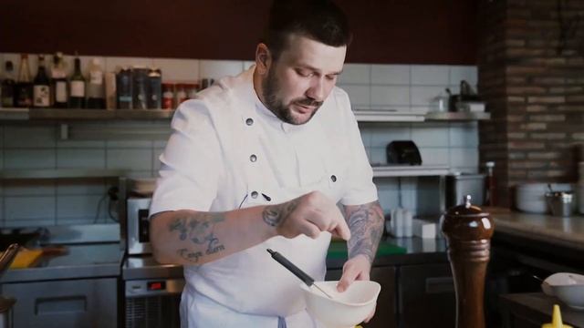 4-ый курс - пирог из красной рыбы и креветок с черной икрой и соусом из раков