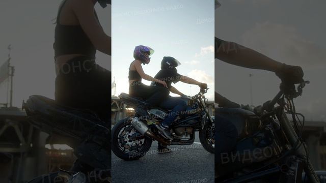Спортивная 👱♀️ девушка ловко запрыгивает ⤵️ сверху