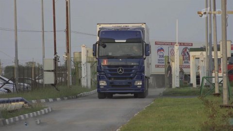 Автоколонна с гуманитарным грузом для Запорожской ... российскую границу и скоро прибудет в Бердянск