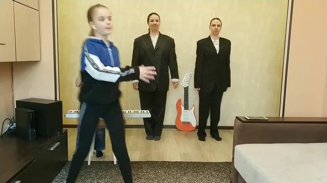 Поп группа "У нас все дома" ? Музыкальные инструменты своими руками. смотреть онлайн