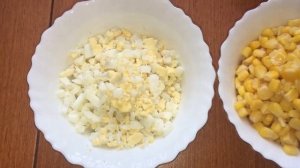 Салат с крабовыми палочками и имитированной икрой. Дешево и вкусно!