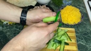 Рулет из лаваша с курицей и сыром и огурцом и яйцом вкусная закуска на праздничный стол