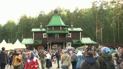 В Екатеринбурге десятки тысяч верующих приняли уча...де в день, когда была расстреляна царская семья