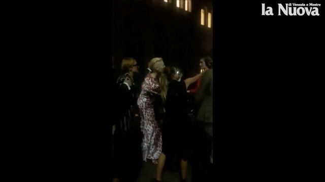 Mostra del Cinema, Tilda Swinton in incognito ma non troppo смотреть онлайн