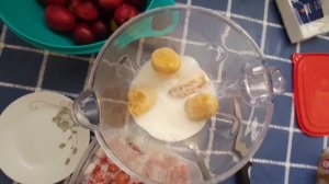 Коктейль с мороженым, клубникой и бананом