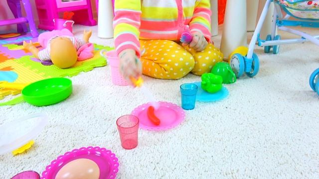 Анетти играет с Куклами и готовит им обед смотреть онлайн
