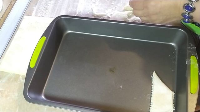 Ромбики из слоеного готового дрожжевого теста. Давно забытый рецепт! 10 минут и печенье готово.