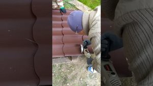 Резка металлочерепицы  металлическим диском