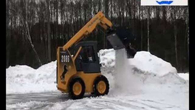 Мини погрузчик Mustang 2044 со щеткой с бункером смотреть онлайн