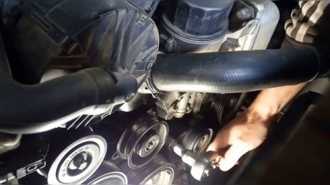 Замена приводного ремня и натяжителя приводного ремня на Мерседес w221 мотор 272