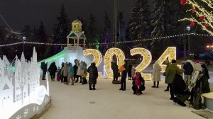 Челябинск. Ледовый городок на площади Революции.  28.12.2023г.
 Дискотека Авария. Рождественская.