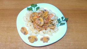 Жаркое с грибами, копченой грудинкой, перцами и помидором