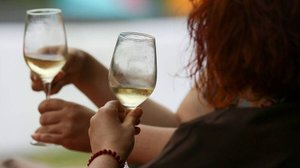 Названа главная опасность безалкогольного вина и пива