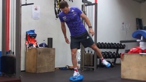 Антон Гафаров. Упражнения на балансировочной подушке.