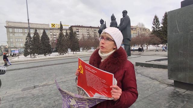 У Елены Юн на пикете берет интервью Дмитрий Полушин