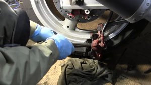 СВОИМИ РУКАМИ: Замена тормозных колодок Suzuki SV650