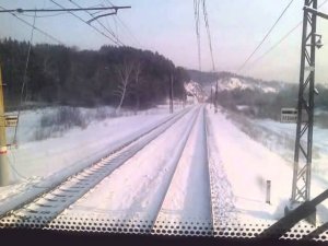 Шикарный вид из кабины машиниста поезда.