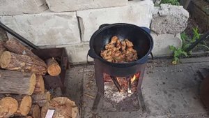 Куриные крылья с овощами. В казане на костре.