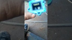 Скутер не заводится или при добавлении газа глохнет(давится)