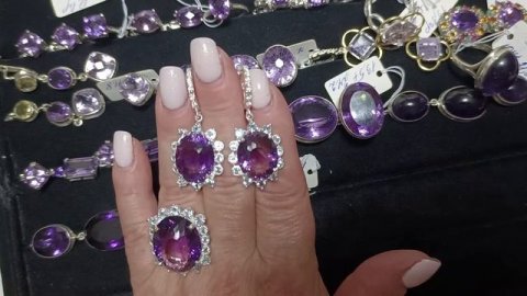 Роскошные украшения с натуральными камнями.