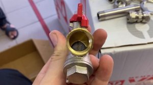Кран шаровый VALTEC BASE со встроенным фильтром, рукоятка бабочка 1/2" вн-вн VT.293.N.04