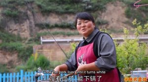 【陕北霞姐】家里剩的猪肝+猪肺,霞姐拿来炖1大锅猪杂汤,舀勺肉汤拌米饭,吃的过瘾!