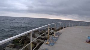 Алушта в ноябре, ещё КУПАЮТСЯ на море,набережная Алушты Крым, не у всех сезон ЗАКРЫТ, осень в Алушт