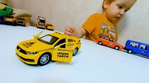 Жёлтое такси Фольцваген Пассат. Volkswagen Passat моделька Технопарк. Обзор и распаковка, для детей