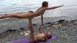 Забавная Yoga на пляже!